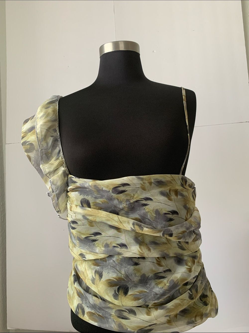 Marianne Yellow & Gray Feather-Print One-Shoulder Top Smocked Back Zip Size M